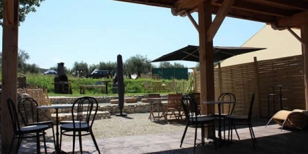 Salle commune ouverte et aire de barbecue