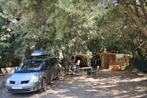 Emplacement avec salle de bain pour tente et voiture